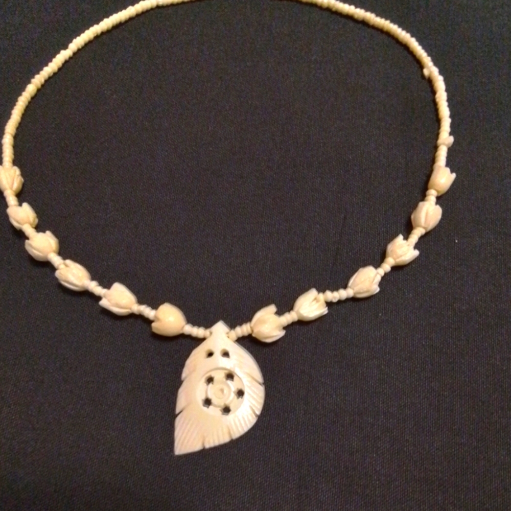 VINTAGE CARVED IVORY NECKLACE WITH BARRELL CLASP, 8-3/4" LONG